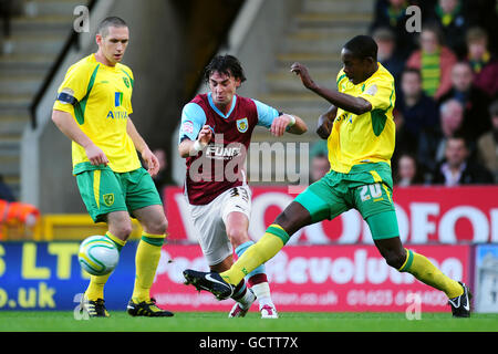 Chris Eagles de Burnley (au centre) et Leon Barnett de Norwich City (à droite) en action Banque D'Images