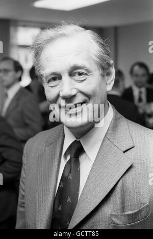 Hector Monro, sous-secrétaire parlementaire d'État aux Sports et loisirs au ministère de l'Environnement, au Sports Council de Londres, avant un déjeuner en l'honneur d'une délégation sportive russe de six hommes. Banque D'Images