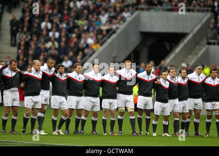 Rugby Union - Investec Challenge Series 2010 - Angleterre / Nouvelle-Zélande - Twickenham. Les joueurs d'Angleterre s'alignent avant le match Banque D'Images