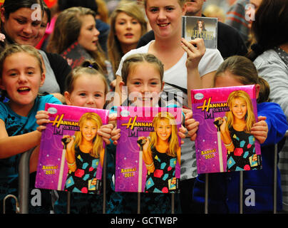 Fans au magasin Asda's Spondon à Derby, où Miley Cyrus a fait la promotion de son nouveau lancement George à la gamme de vêtements Asda, en collaboration avec Max Azria, et a également signé des copies de son dernier album. Banque D'Images