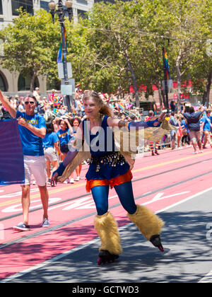 Une femme de roller dans le cadre du groupe Race Londres Superviseur SF à San Francisco Pride Parade 2016 Banque D'Images