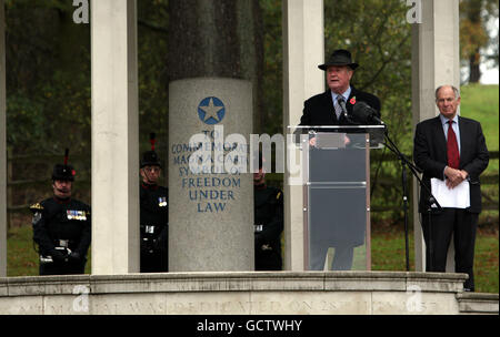 Kenneth Clarke, secrétaire à la Justice, a pris la parole lors du lancement de cinq ans de célébrations à Runnymede, Surrey, pour souligner le 800e anniversaire de la signature de la Magna Carta. Banque D'Images