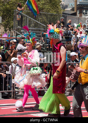 Un groupe de personnes en costumes colorés parade à San Francisco Pride Parade 2016 Banque D'Images