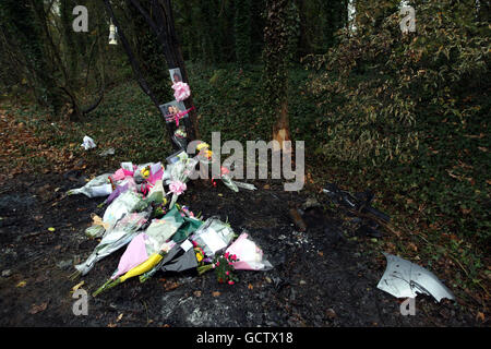 La scène sur la route A413 Amersham à Denham, Bucks où deux femmes au début des années 20 sont mortes ce matin quand la voiture dans laquelle ils voyageaient avec quatre autres personnes s'est écrasée et a éclaté en flammes. Banque D'Images