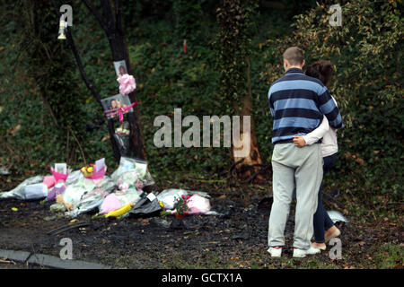 La scène sur la route A413 Amersham à Denham, Bucks où deux femmes au début des années 20 sont mortes ce matin quand la voiture dans laquelle ils voyageaient avec quatre autres personnes s'est écrasée et a éclaté en flammes. Banque D'Images