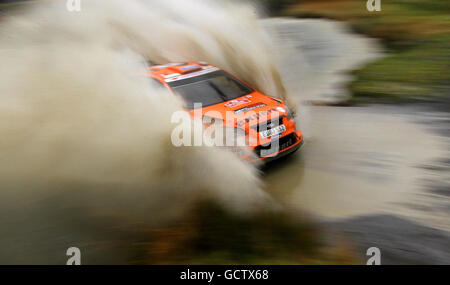 Henning Solberg en Norvège dans le Ford Focus RS WRC 08 pendant la phase spéciale d'agneau doux du Wales Rally GB 2010 près de Llangurig. Banque D'Images