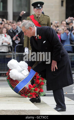 Le Prince de Galles dépose une couronne au Service annuel du souvenir des veuves de guerre au Cenotaph, Whitehall, Londres. Banque D'Images