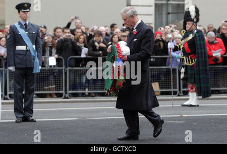 Le Prince de Galles dépose une couronne au Service annuel du souvenir des veuves de guerre au Cenotaph, Whitehall, Londres. Banque D'Images