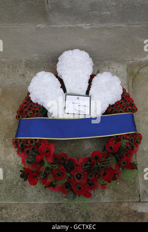 Une couronne déposée par le Prince de Galles au Service annuel du souvenir des veuves de guerre au Cenotaph, Whitehall, Londres. Banque D'Images