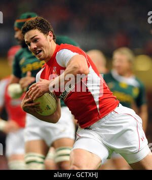 Rugby Union - Investec Perpetual Series 2010 - pays de Galles / Afrique du Sud - Millennium Stadium.George North, au pays de Galles, se présente pour marquer la première tentative de son côté lors de ses débuts internationaux Banque D'Images