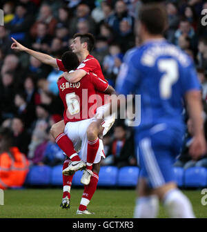 Johnnie Jackson, de Charlton Athletic, célèbre le troisième but de ses côtés avec le coéquipier Jose Semedo lors du match de npower League One à London Road, Peterborough. Banque D'Images