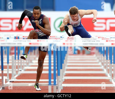 La société britannique Lawrence Clarke (à droite) est en compétition dans l'épreuve du 110m haies Semi finale pendant quatre jours de l'Athletic Championships 2016 au Stade Olympique d'Amsterdam. Banque D'Images