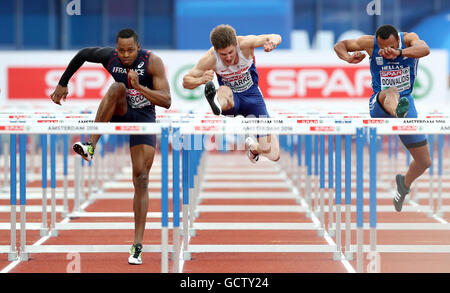 La société britannique Lawrence Clarke (centre) est en compétition dans l'épreuve du 110m haies Semi finale pendant quatre jours de l'Athletic Championships 2016 au Stade Olympique d'Amsterdam. Banque D'Images
