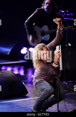 USAGE ÉDITORIAL UNIQUEMENT.Robert Plant CBE se produit au Roundhouse de Camden, dans le nord de Londres, pendant les émissions de BBC radio 2 Electric Proms. Banque D'Images