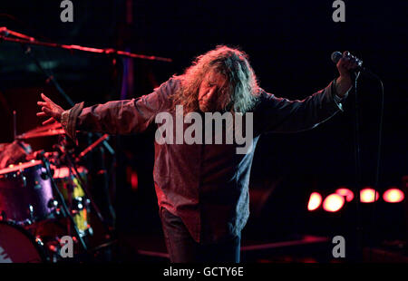 Robert Plant CBE se produit au Roundhouse de Camden, dans le nord de Londres, pendant les émissions de BBC radio 2 Electric Proms. Banque D'Images