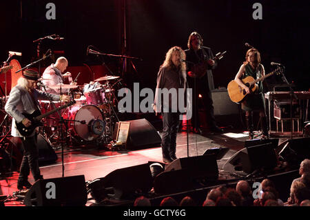 . Robert Plant CBE et la bande de joie se présentant au Roundhouse de Camden, dans le nord de Londres, pendant les émissions de BBC radio 2 Electric Proms. Banque D'Images