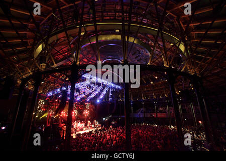 USAGE ÉDITORIAL UNIQUEMENT.Robert Plant CBE se produit au Roundhouse de Camden, dans le nord de Londres, pendant les émissions de BBC radio 2 Electric Proms. Banque D'Images