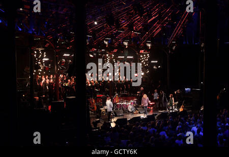 USAGE ÉDITORIAL UNIQUEMENT.Robert Plant CBE et le Choeur Oriana se produit au Roundhouse de Camden, dans le nord de Londres, pendant les émissions de BBC radio 2 Electric Proms. Banque D'Images