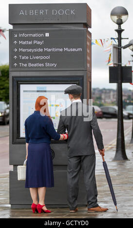 Liverpool, Merseyside, Royaume-Uni. Lecture de carte de touristes, les panneaux indiquant les différentes destinations, à Vintage sur le Dock, un événement qui a renvoyé cet été les 9 et 10 juillet à tisser un peu de vintage magic grâce à l'Albert Dock avec une fin de semaine familiale, célébration de la 20e siècle vintage fashion icons. Banque D'Images