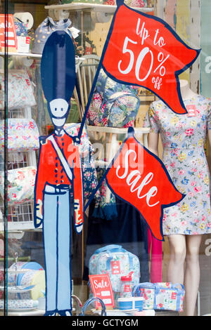 Nouveauté en boutique avec Liverpool One jusqu'à 50  % vente annoncé sur Fenêtre, Merseyside, Royaume-Uni Banque D'Images