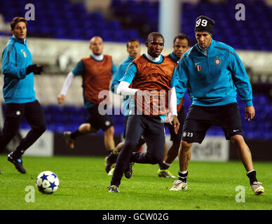 Samuel ETO'o (au centre) et Marco Materazzi (à droite) de l'Inter Milan pendant la session de formation à White Hart Lane, Londres. Banque D'Images
