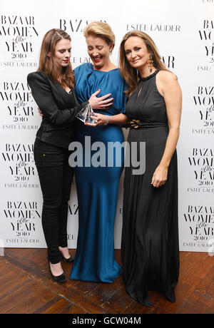 Emma Thompson remporte le rôle modèle de l'année, présenté par (à gauche) Hayley Atwell et (à droite) Lucy Yeomans, aux prix Harper's Bazaar Women of the Year 2010 à One Mayfair à Londres. Banque D'Images