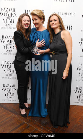 Emma Thompson remporte le rôle modèle de l'année, présenté par (à gauche) Hayley Atwell et (à droite) Lucy Yeomans, aux prix Harper's Bazaar Women of the Year 2010 à One Mayfair à Londres. Banque D'Images