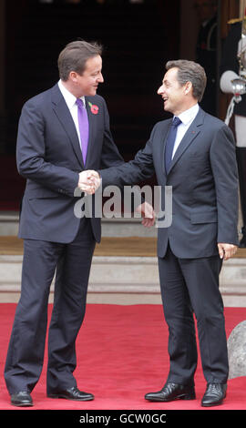 Le Premier ministre britannique David Cameron serre la main avec le président français Nicolas Sarkozy à Lancaster House à Londres lors d’un sommet anglo-français. Banque D'Images