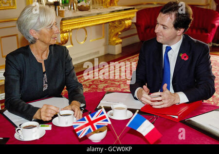 La ministre française des Finances, Christine Lagarde, et la chancelière de l’Échiquier, George Osborne, en prévision d’un sommet anglo-français à Lancaster House, dans le centre de Londres. Banque D'Images