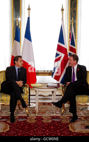 Le président français Nicolas Sarkozy et le Premier ministre britannique David Cameron posent pour les photographes avant un sommet anglo-français à Lancaster House, dans le centre de Londres. Banque D'Images