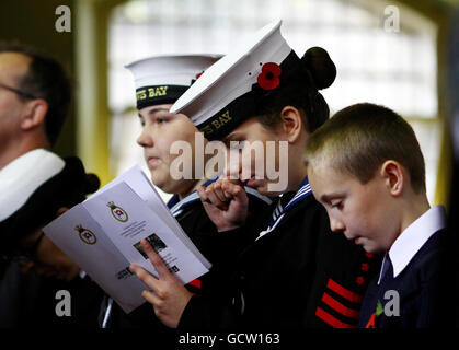 Les jeunes cadets de la Marine paient leurs respects lors d'un service commémoratif tenu à l'église du chantier naval royal dans le chantier naval historique de Chatham, dans le Kent, en souvenir de ceux qui ont perdu la vie sur la baie HMS Jervis. Banque D'Images