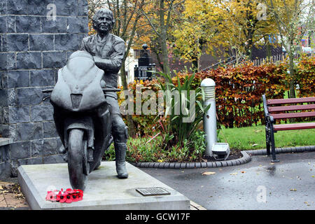 Le jardin commémoratif Joey Dunlop avec le jardin Robert Dunlop en arrière-plan, au-delà de la haie de Ballymoney, Co Antrim comme l'intention d'unir les deux jardins pour les plus grands frères motocyclistes d'Irlande du Nord ont divisé leur famille, il a été révélé aujourd'hui. Banque D'Images