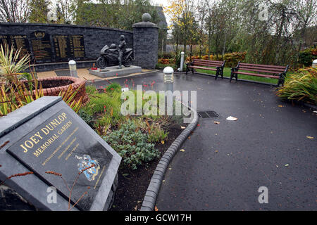 Le jardin commémoratif Joey Dunlop avec le jardin Robert Dunlop en arrière-plan, au-delà de la haie de Ballymoney, Co Antrim comme l'intention d'unir les deux jardins pour les plus grands frères motocyclistes d'Irlande du Nord ont divisé leur famille, il a été révélé aujourd'hui. Banque D'Images