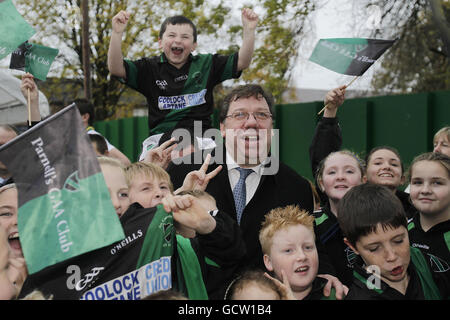 Taoiseach Brian Cowen avec les jeunes membres du club GAA de Parnell à Coolock, Dublin, au moment officiel du tournage de la redéveloppement de 20 millions d'euros. Banque D'Images