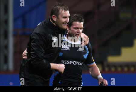 Al Kellock de Glasgow célèbre avec Callum Forrester après avoir remporté le match de la Magners League à Firhill Arena, Glasgow. Banque D'Images