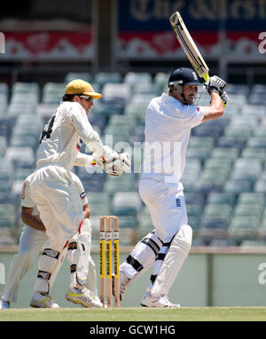 Cricket - Tour Match - deuxième jour - Angleterre / Australie occidentale - le WACA.Kevin Pietersen, en Angleterre, se chauve-souris pendant le match de la tournée au WACA, à Perth. Banque D'Images