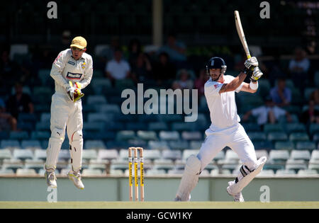 Cricket - Tour Match - deuxième jour - Angleterre / Australie occidentale - le WACA.Kevin Pietersen, en Angleterre, se chauve-souris pendant le match de la tournée au WACA, à Perth. Banque D'Images