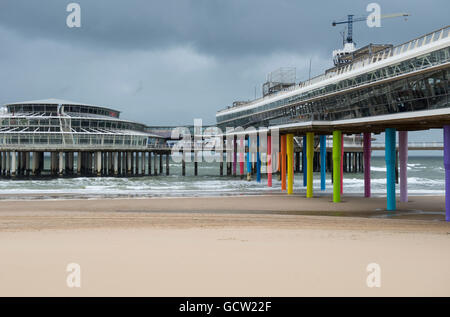 Les piliers de la jetée de Scheveningen près de La Haye aux Pays-Bas Banque D'Images