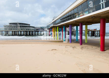 Les piliers de la jetée de Scheveningen près de La Haye aux Pays-Bas Banque D'Images