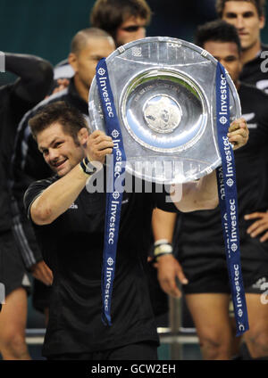 Richie McCaw, capitaine de la Nouvelle-Zélande, lève le bouclier d'Hillary après avoir battu l'Angleterre après le match international de Twickenham, Londres. Banque D'Images