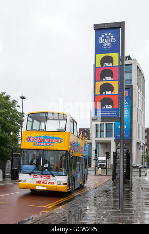 Explorer la ville de Liverpool, bus à toit ouvert, près de l'Albert Dock, Merseyside, Royaume-Uni Banque D'Images