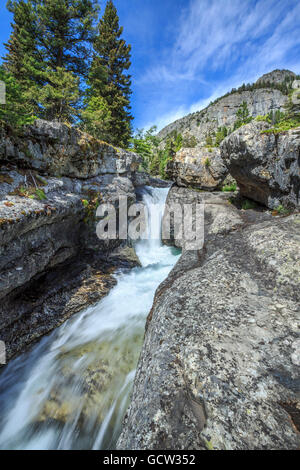 Sweet Grass creek qui coule dans une gorge étroite dans la crazy montagnes près de Melville, Montana Banque D'Images