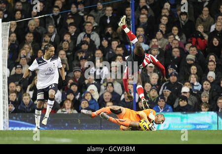 Danny Welbeck de Sunderland (en haut) dépasse le gardien de but Heurelho de Tottenham Hotspur Gomes (plancher) comme le regarde Benoit Assou-Ekotto (gauche) de Tottenham Hotspur Banque D'Images