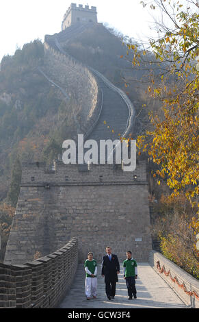 Le Premier ministre David Cameron (au centre) voit la Grande Muraille de Chine par des étudiants de Pékin lors du deuxième d’un voyage de deux jours en Chine. APPUYEZ SUR ASSOCIATION photo. Date de la photo: Mercredi 10 novembre 2010. M. Cameron a gravi une partie du mur au col de Juyong, au nord de Pékin. En signant son nom dans le livre des visiteurs, le PM a déclaré que la visite était une expérience « inoubliable » qu'il n'oublierait jamais. Voir PA Story POLITICS China Wall. Le crédit photo devrait se lire comme suit : Stefan Rousseau/PA Wire Banque D'Images