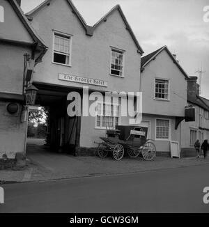 Un bus de scène se trouve à l'extérieur du « George Hotel », à Dorchester-on-Thames. Banque D'Images