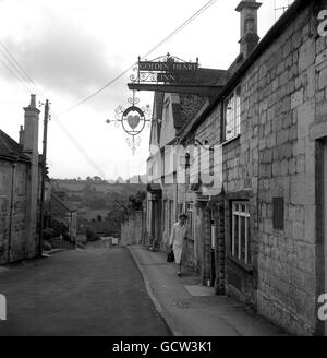 Le "Golden Heart Inn" dans le village de Gloucestershire de Painswick. C'est le village qui a gagné le 'Village le mieux gardé' pour 1963. Le nom de la rue qui descend en flèche pour donner une vue sur le pays au-delà est 'Tibiwell' Banque D'Images