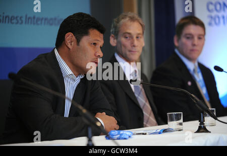 Mathew Vaea, chef de l'équipe de Samoa (à gauche), Mike Miller, chef de la direction de l'IRB, et Dan Lyle, directeur du tournoi des USA Sevens (à droite) pendant le deuxième jour de l'exposition de rugby au RHS Lawrence Hall, à Westminster Banque D'Images