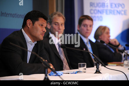 Mathew Vaea (à gauche), directeur général de l'IRB Mike Miller, directeur du tournoi des USA Sevens Dan Lyle (2e à droite) et PDG de Vero, Mike Lee lors du deuxième jour de l'exposition de rugby au RHS Lawrence Hall, Westminster Banque D'Images