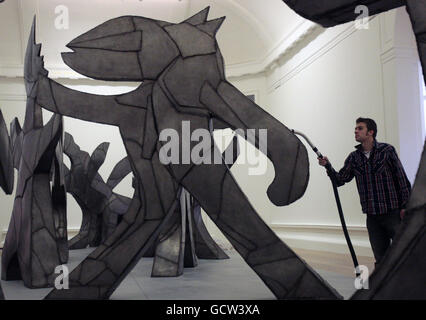 Le personnel travaille sur « la Cour du Roi Arthur » de Magdalena Abakanowicz qui fait partie d'une exposition de sculptures à l'Académie royale écossaise d'Édimbourg, qui se déroule du 27 novembre 2010 au 9 janvier 2011. Banque D'Images