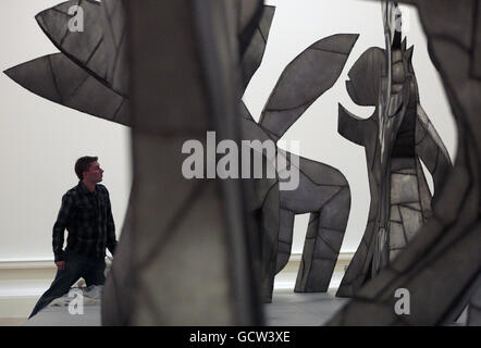 Le personnel travaille sur « la Cour du Roi Arthur » de Magdalena Abakanowicz qui fait partie d'une exposition de sculptures à l'Académie royale écossaise d'Édimbourg, qui se déroule du 27 novembre 2010 au 9 janvier 2011. Banque D'Images